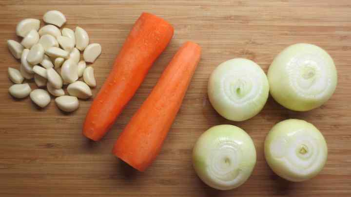 Як загасити цибулю і моркву